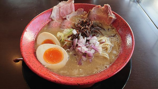 「濃厚豚そば+ツイッターフォローで味玉+ラーパスで替玉」@豚骨専科 田丸家の写真