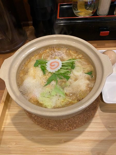 「鶏白湯のアツアツ土鍋煮込みらぁめん醤油煮玉子¥1,200円」@らぁめん 麺彩家の写真
