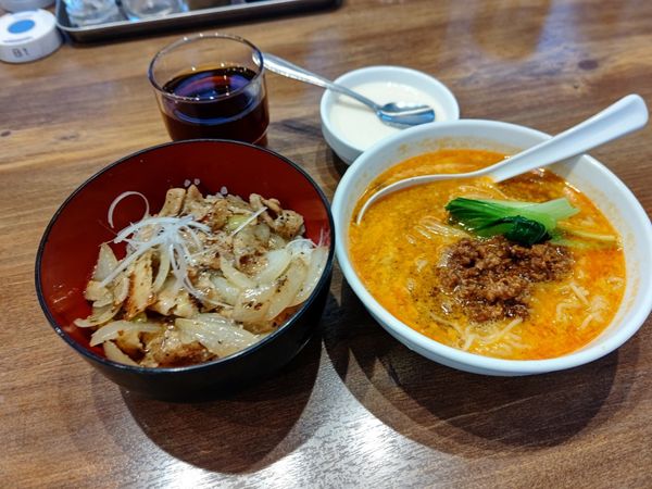 「日替り定食(半担々麺＋豚バラ塩焼肉丼)1,000円→750円」@陳麻家 高崎駅西口店の写真