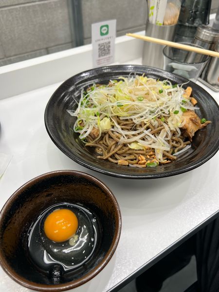 「にんにくと豚バラチャーシューの 油まぜ蕎麦」@MAGIC NOODLE 香味麺房 恵比寿店の写真