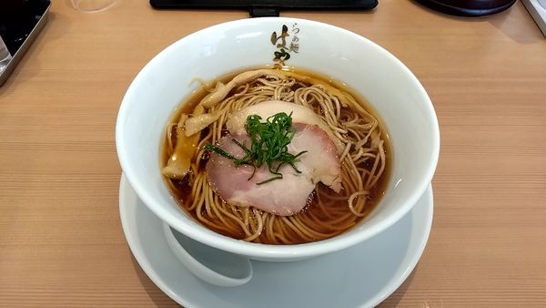 「醤油らぁ麺（８２５円）」@らぁ麺はやし田 武蔵村山店の写真