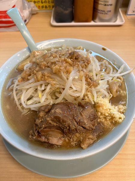 「ラーメン900円(豚一枚)、野菜マシニンニク脂」@麺屋 顎で喰らえの写真