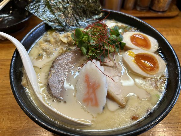 「【正月限定】手もみ麺の鶏白湯あさり塩そば900円+冷酒他」@麺屋 鶏口の写真