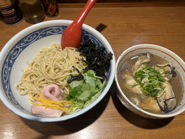 「［限定］大粒真牡蠣のつけそば」@寿製麺よしかわ 川越店の写真