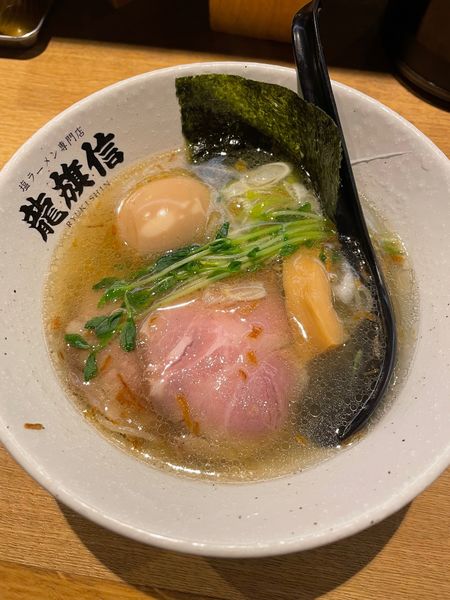 「塩ラーメン＋味玉」@龍旗信LEOの写真