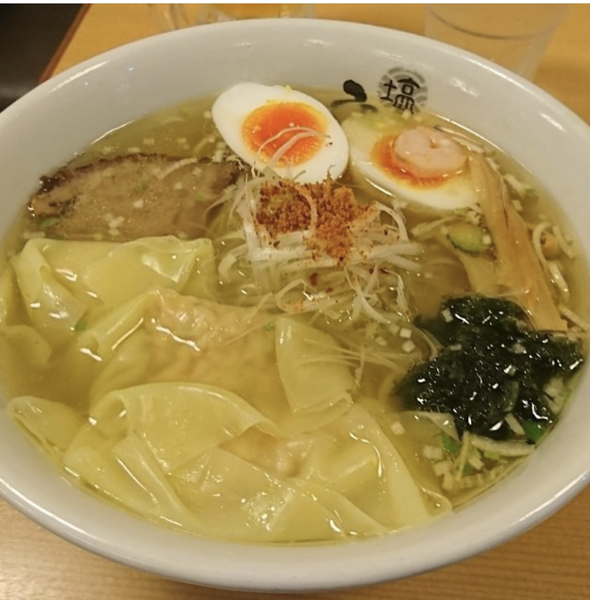「海老塩わんたん麺 塩味玉」@塩専門 ひるがお 東京駅店の写真
