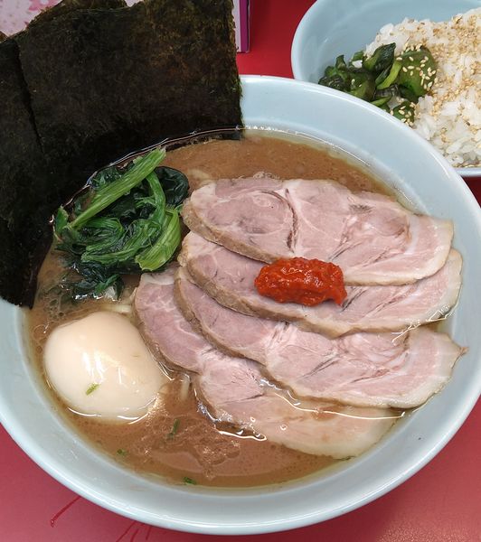 「チャーシューめん+味玉」@横浜ラーメン 武蔵家 大宮店の写真