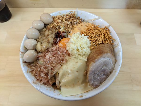 「まぜそば（全まし）＋UZURA」@ハイマウントMの写真