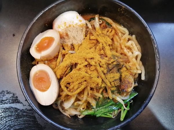 「カレードラコンまぜそば(大盛り)＋煮たまご」@まぜそば小島屋の写真