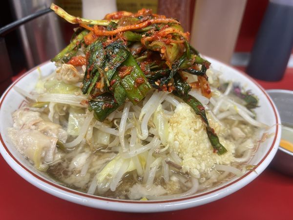 「ラーメン　ヤサイマシマシニンニクアブラ　ニラキムチ　生卵」@ラーメン二郎 湘南藤沢店の写真