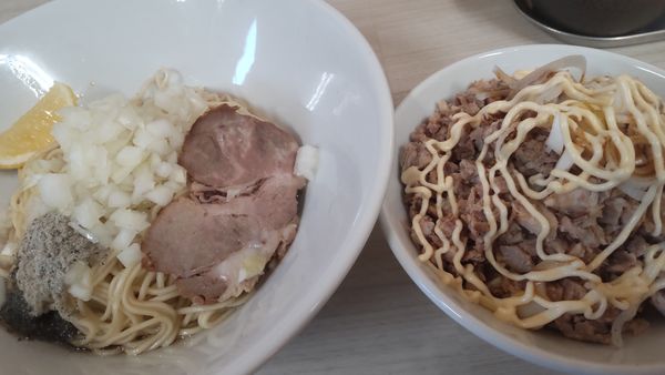 「油そば500円　豚めし（麺とセット）150円」@寺カフェ 中華そば水加美の写真