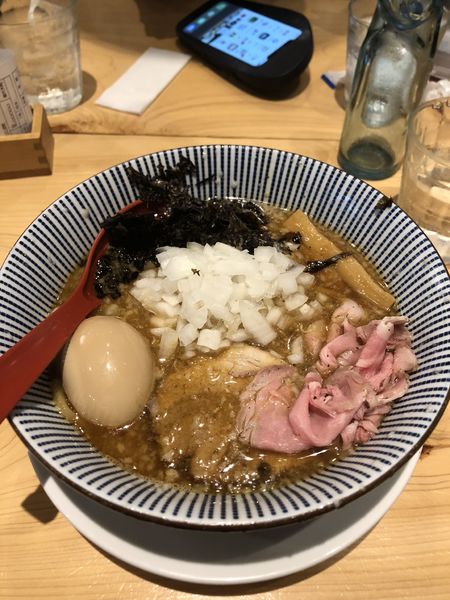 「背脂醤油ラーメン」@焼きあご塩らー麺  たかはし 歌舞伎町店の写真