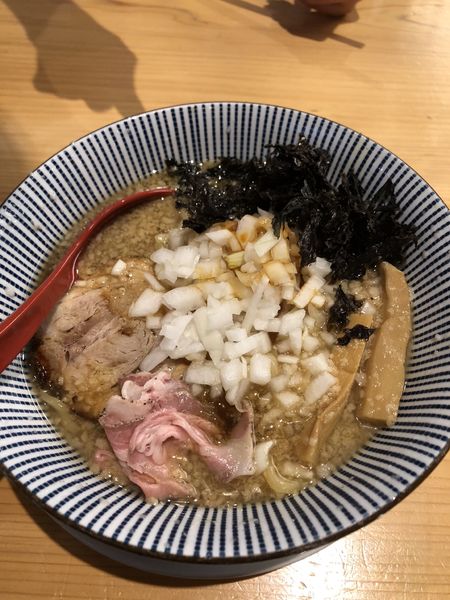 「背脂醤油ラーメン」@焼きあご塩らー麺  たかはし 歌舞伎町店の写真