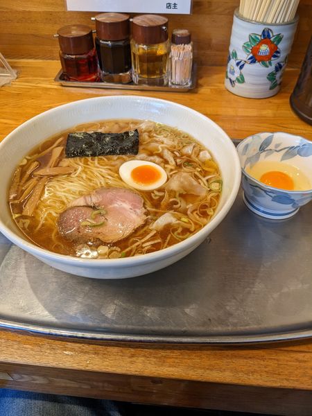 「ワンタン麺＋生玉子」@大勝軒 昭島店の写真