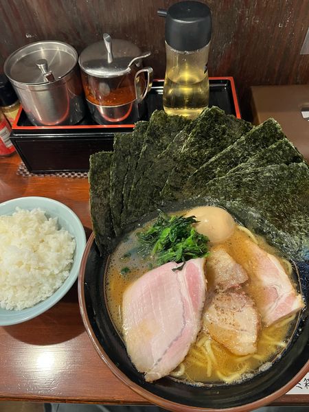 「特製ラーメン海苔増し硬め濃いめ、ライス」@らーめん 港南家の写真