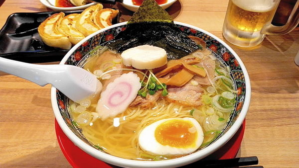 「特塩拉麺９８０円」@函館麺厨房あじさい 新千歳空港店の写真