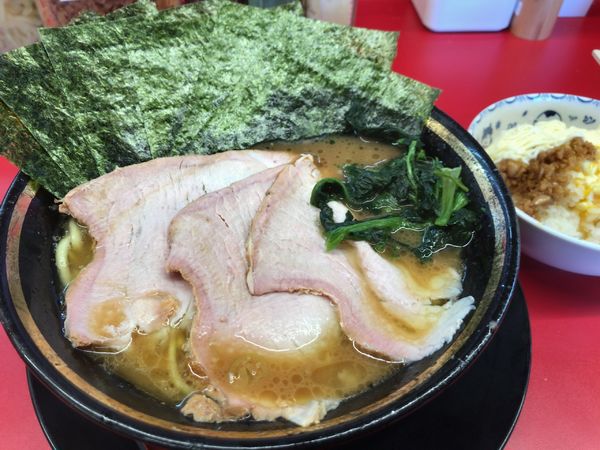 「チャーシュー麺（3枚）➕Twittフォロー（のり3枚）」@王道家直伝 との丸家 八潮店の写真