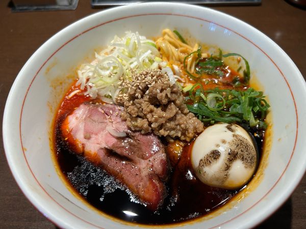 「【期間限定】辛味噌らあ麺950円、窯焼きチャーシュー150円」@麺や 虎徹の写真