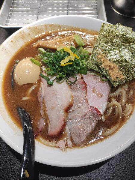 「特製濃厚豚骨魚介蕎麦＋大盛り」@百合の咲く場所の写真