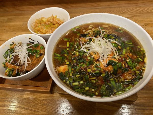 「にらそば汁あり＋にらチャーシュー丼＋辛ネギ」@NOODLE BOWL MAZEの写真