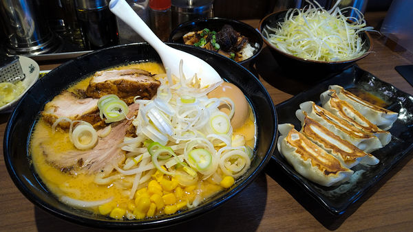 「味噌ねぎ半ちゃーしゅー麺+特盛り+味玉+ミニ炙り叉焼飯+餃子」@おがわや 福生店の写真