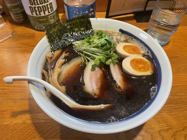 「黒煮干しそば＋特製トッピング」@麺屋 鶏口の写真