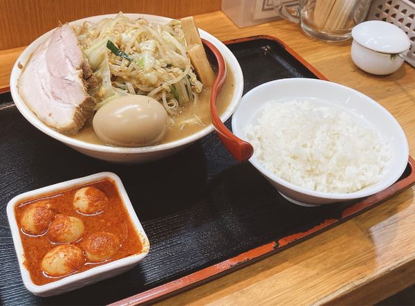 「もりもり野菜味噌ラーメン＋味付玉子＋チンピラ玉子＋ライス」@味噌麺処 花道庵の写真