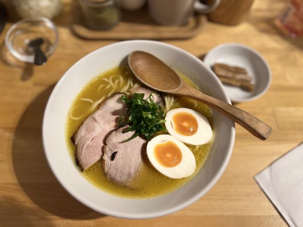 「ラーメン900円＋クーポン無料塩たまご」@トリポタラーメン SUNDAYの写真