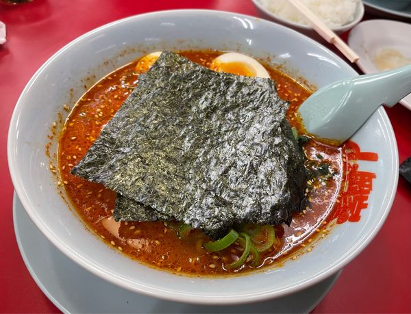 「辛味噌ラーメン+味玉+半ライス  ￥810+￥0+￥130」@ラーメン山岡家 土浦店の写真
