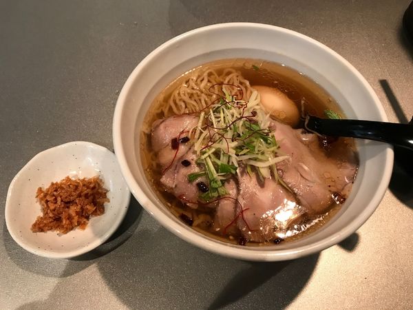 「琥珀醤油ラーメン　海老粉トッピング」@天雷軒 神谷町の写真