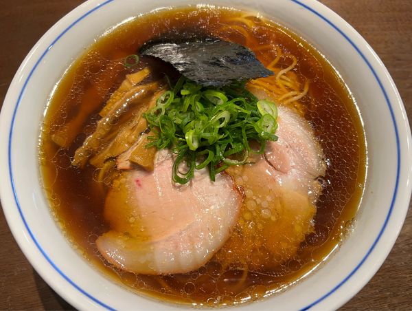 「醤油らぁ麺」@らぁ麺 すぎ本の写真