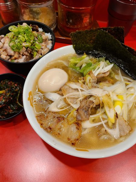 「塩ラーメン+味玉+特製ニラキムチ+豚まぶし飯」@ラーメン家 がんくろの写真
