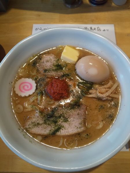 「からみそラーメン(味玉・バター付き)」@からみそラーメンふくろう 名駅店の写真