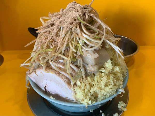 「小豚 ニンニクマシマシアブラマシマシヤサイスクナメ」@ラーメン二郎 八王子野猿街道店2の写真