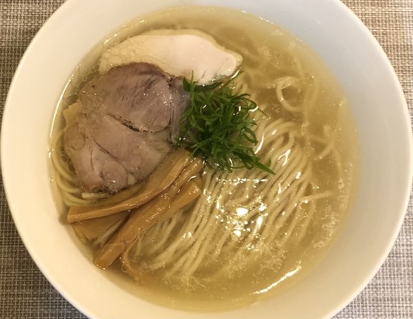 「らぁめん塩900円　と　半チャーハン400円」@らぁめん ご恩の写真