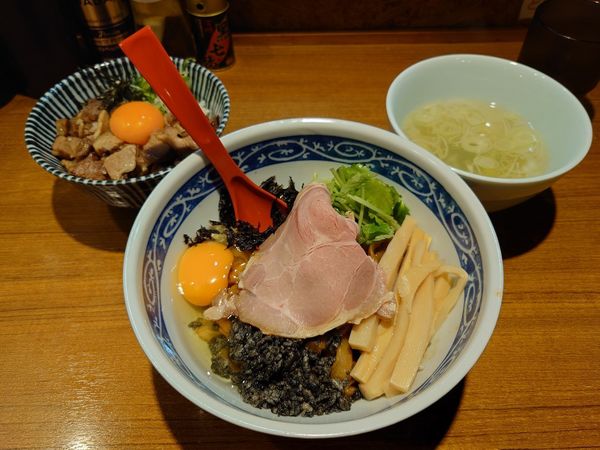 「【限定】ニボ玉ブラック 炙りチャーシュー丼 特製」@寿製麺よしかわ 川越店の写真