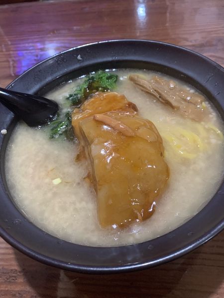 「鬼肉背脂豚骨しょうゆ(平麺)」@らーめん 首鬼の写真