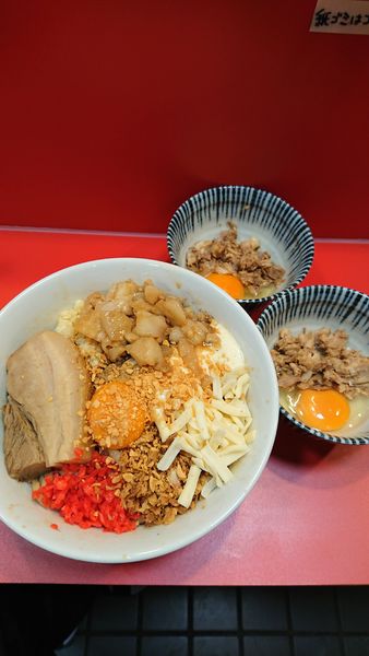 「ジャンクまぜそば+ほぐし豚入り生卵×2」@まぜそばマゼロー 船橋店の写真