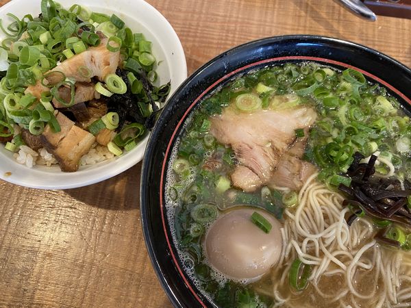 「濃ゆか豚骨九条ネギ味玉入り＋刻みチャーシュー丼（1450円）」@麺 松風の写真