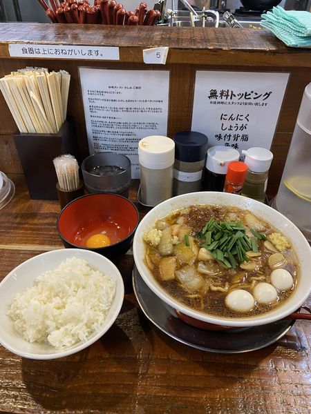 「秘境タンメン+うずら+生卵+小ライス(ニンニク、生姜、味付背」@秘境タンメン かし山の写真