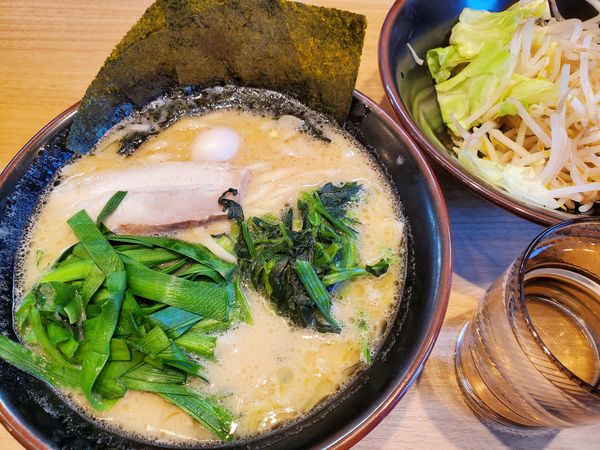 「醤油ラーメン＋ニラ＋キャベもや」@横浜家系ラーメン 鶴見家 鶴見西口店の写真