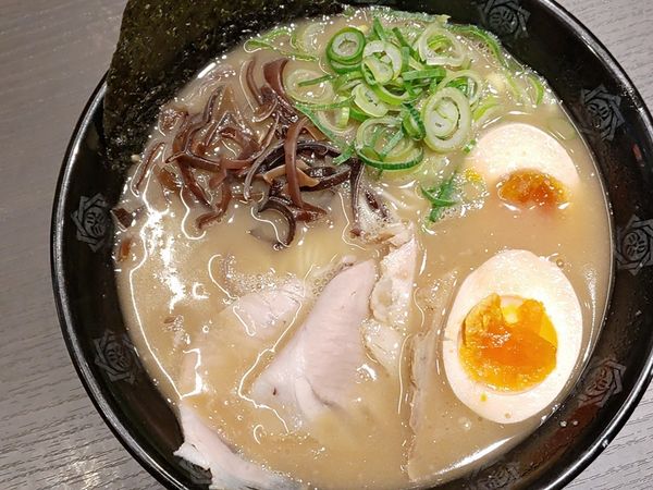 「味玉ラーメン」@とんこつらーめん俺式 純 東京ラーメンストリート店の写真