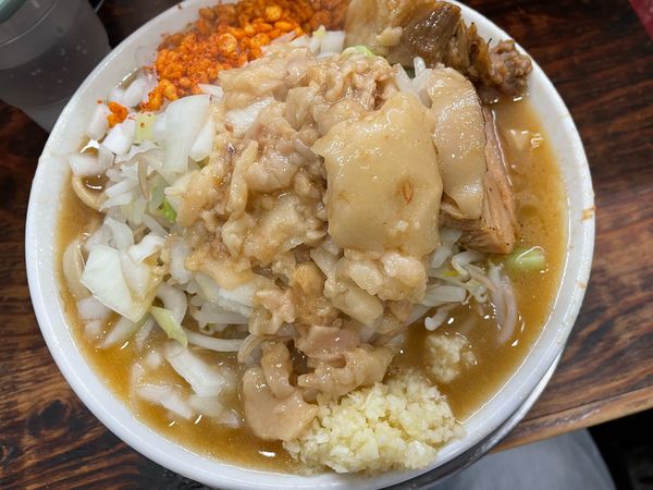 「小ラーメン_にんにくアブラタマネギ辛揚げ（800円）」@麺でる 川崎店の写真