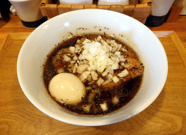 「限定 豚そばBLACK+味玉」@中華蕎麦 はざまの写真