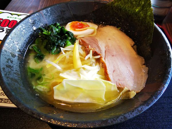 「塩とんこつラーメン　※クーポンで５００円」@ラーメン 白 松本駅前店の写真