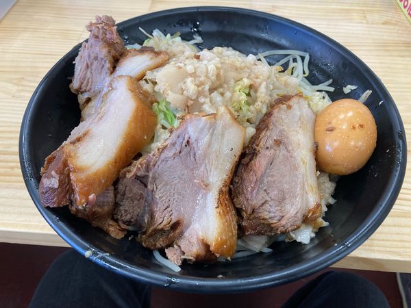 「汁なしラーメン・味付きたまご・豚１枚」@ラーメン 富次郎 笠間友部店の写真
