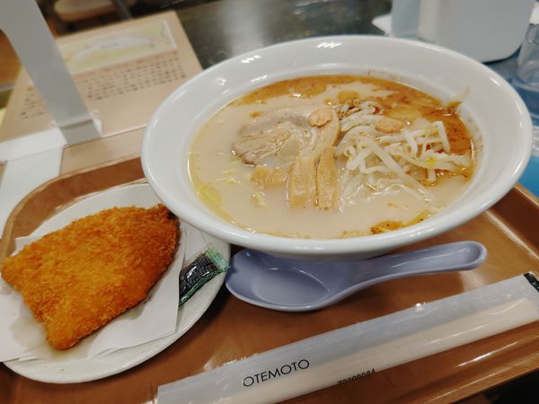 「白富士ラーメン８１０円＋アジフライ１７０円」@中央自動車道 谷村PA 下りフードコートの写真