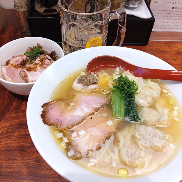 「ワンタン塩そば1200円、豚飯小280円、ハイボール450円」@三馬路 東京店の写真