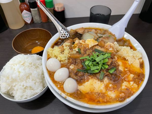 「笑店スタ満 + まさお + ライス + 生玉子」@元祖スタミナ満点らーめんすず鬼 狭山ヶ丘分店の写真