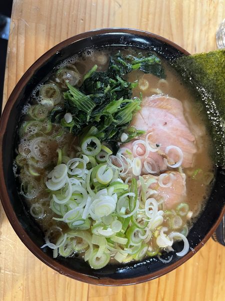 「ラーメン850円＋トッピング丸ねぎ増60円」@秋葉原ラーメン わいずの写真